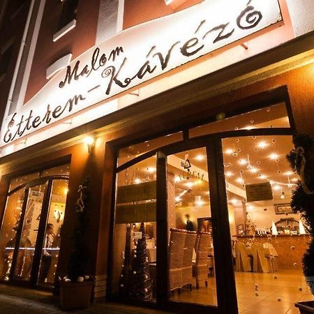 Malom Club Panzio Bed & Breakfast Байя Екстериор снимка