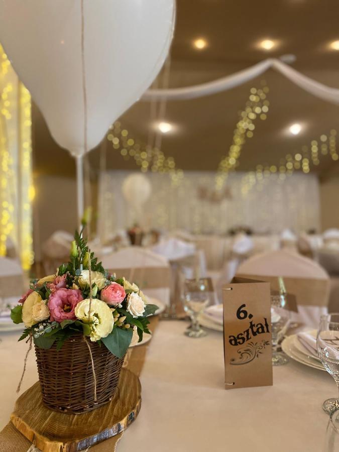 Malom Club Panzio Bed & Breakfast Байя Екстериор снимка