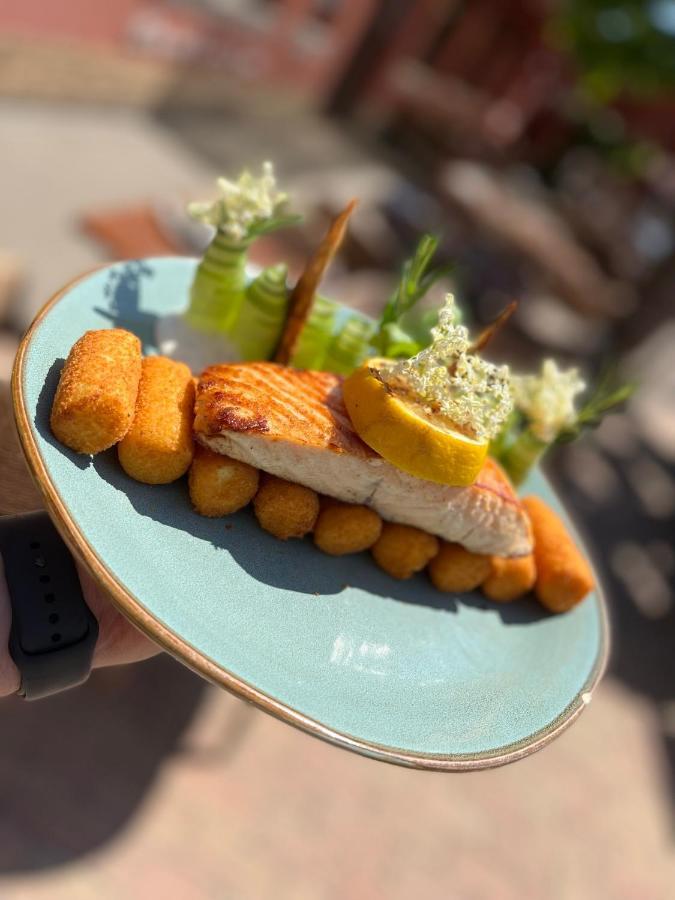 Malom Club Panzio Bed & Breakfast Байя Екстериор снимка