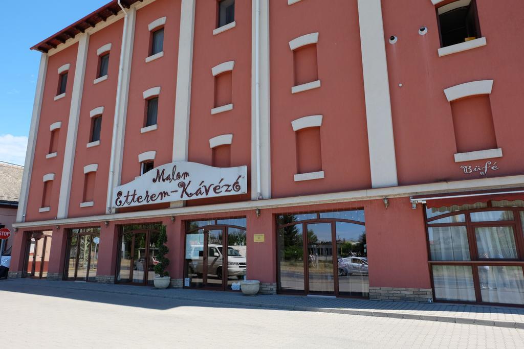 Malom Club Panzio Bed & Breakfast Байя Екстериор снимка